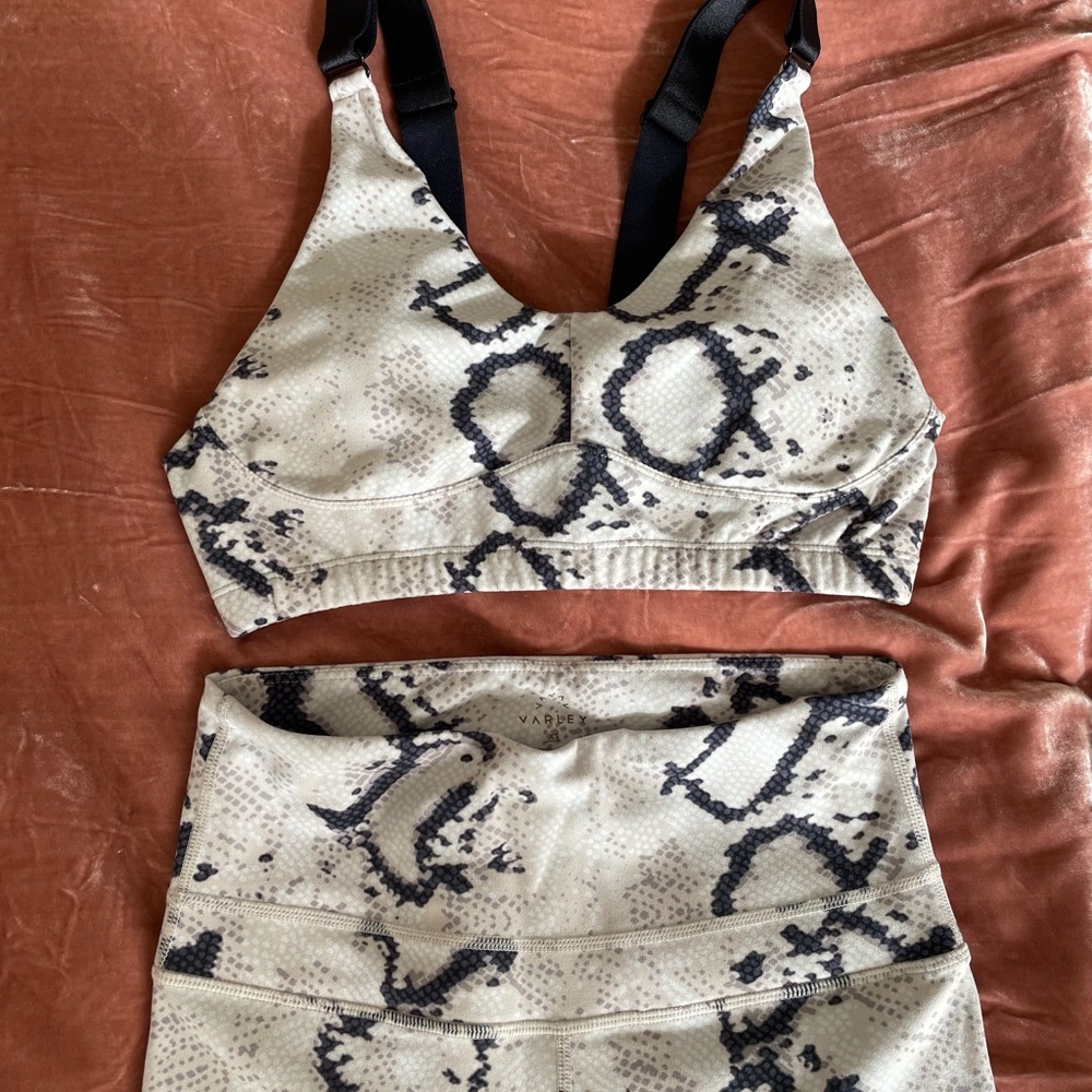 VARLEY SET activewear snakeskin print